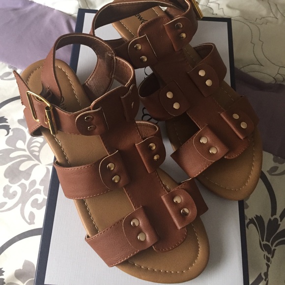 new attitude Shoes - NWOT New Attitude brown sandals 8 1/2M